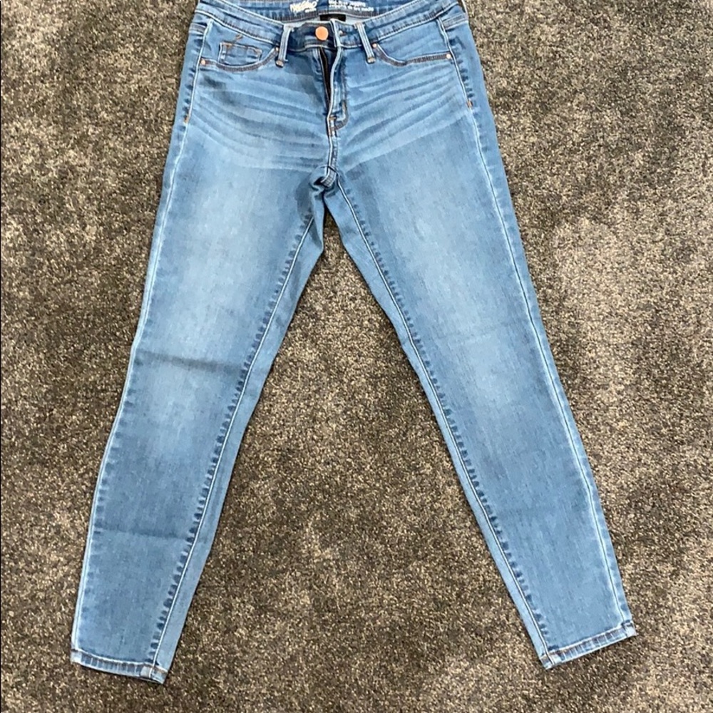 Mid-rise Jean jeggings.